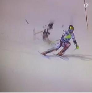 滑雪冠军比赛时险被无人机砸中 调侃空中交通繁忙