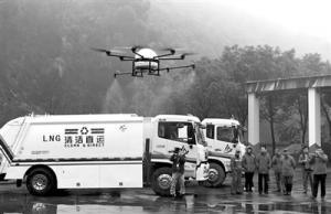 无人机飞进天子岭 15分钟搞定1800平方米灭蝇药剂喷洒