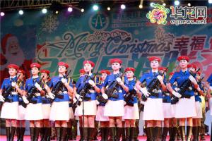 重庆一高校圣诞晚会够任性 无人机颁奖 圣诞老人送礼