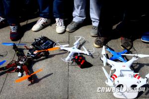 驾驶无人机须持证 西安8人拿“驾照”学费过万