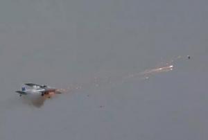 空军推广驱鸟新方：用无人机发射驱鸟弹