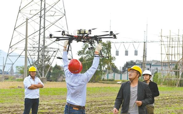 国网海南供电公司无人机电力巡检上演“穿针引线”