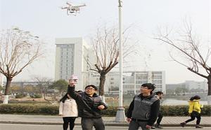 够潮：高校无人机送书