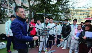 青岛15中首开无人机课程 尖端科研人员来授课