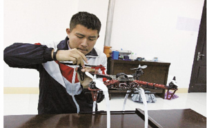 小小无人机放飞少年“航拍梦”