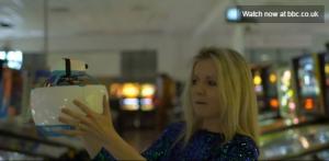 台媒:"世界最安全无人机"参展 女记者一摸就坏了