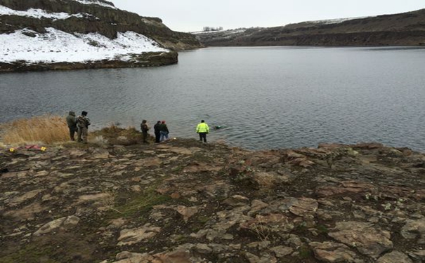 水下无人机帮助美国警察搜索坠湖汽车