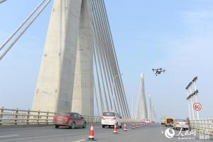 无人机 蝎子车 南昌跨江大桥养护用上高科技