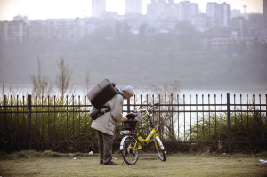 81岁老翁 每周骑车44公里玩航拍