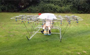 竟然用花园椅子、阳伞、无人机，就能变成一台可以飞的直升机！