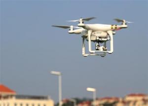 黑飞无人机失控险砸伤孩子 掉地摔好几块(图)