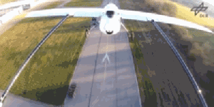 德国无人机成功降落在移动的汽车顶部