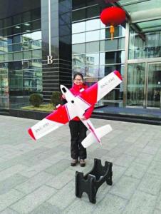 90后美女大学生南极放飞无人机，登上雪龙号