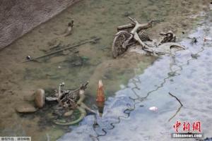 巴黎运河10多年一次大清淤 捞出无人机浴缸和马桶