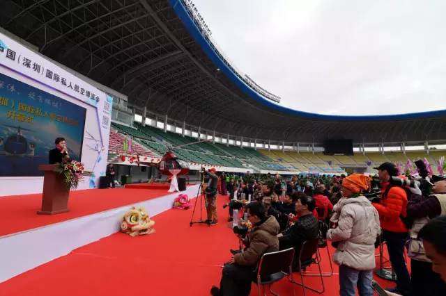 首届私人航空博览会正式开幕 