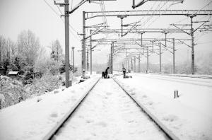 寒气逼人 电网出动无人机巡查覆冰区段