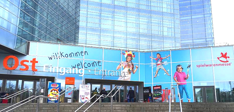 用嘴飞的无人机XEagle惊艳2016德国纽伦堡玩具展