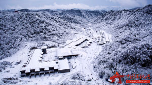 无人机航拍大雪中的金佛山 犹如童话世界