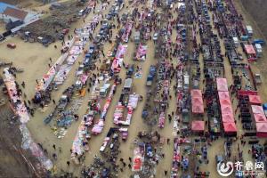 山东日照农村集贸市场年味浓 航拍农民选购新春用品