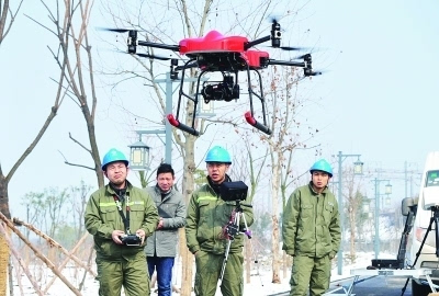 汉产无人机首次巡检跨铁路高压线
