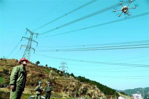 无人机空中巡查输电线