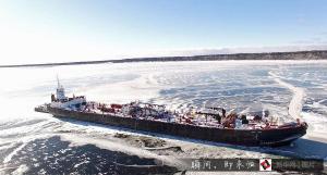 无人机航拍湖面结冰困住巨轮 宛如灾难大片