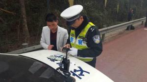 交巡警用无人机严查占用应急车道 10分钟6车被处罚