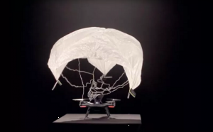 无人机背上降落伞 安全系数大增加