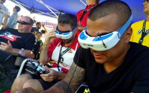 切断及冲撞物体，驾驶无人机参与竞速比赛的趣味方式？