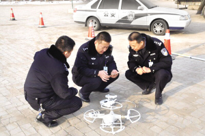 兰州柳沟河将无人机投入路面用于事故现场勘查