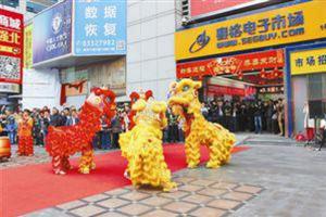 华强北醒狮贺新春，8架无人机空中拍摄
