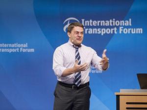 大疆挖来Uber前公共政策主管欧文斯