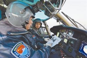 中部战区空军开创直升机击落无人机先河