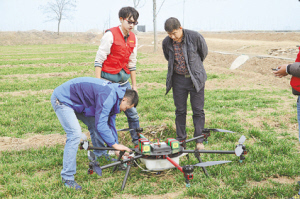 临渭区无人机打药新探索分分钟除草一亩地
