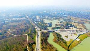 无人机航拍蜀冈春色美景 踏青市民点赞：美呆了！