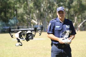 澳大利亚消防员利用无人机技术进行险情救援