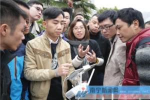 大疆无人机训练营让你过把瘾 爱好者亲身“试飞”