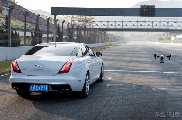 捷豹XJ对阵全球最先进的无人机 激情上演