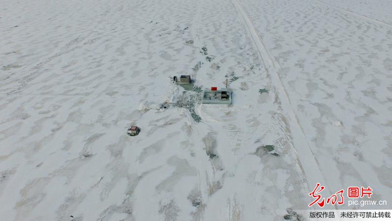 黑河:航拍边关哨兵中俄界江巡逻站岗 