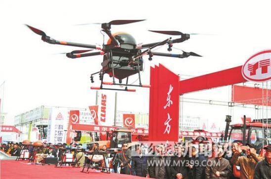 高效无人机飞进农机展