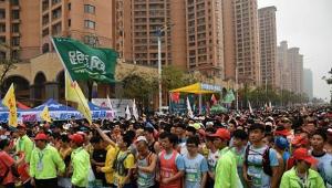 清远马拉松赛用无人机拍摄，为比赛提供安全保障