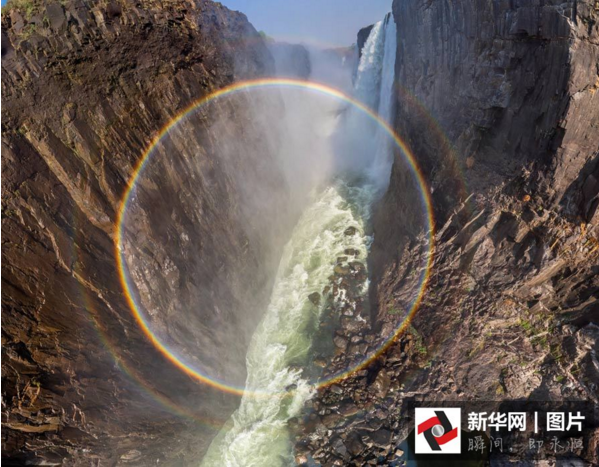 无人机航拍维多利亚瀑布 捕捉罕见环形彩虹