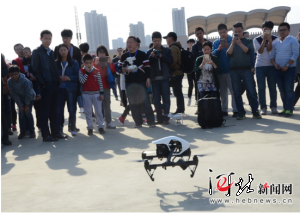 河北市民体验无人机大呼过瘾 全新视角欣赏世界
