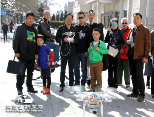 “无人机”火遍朋友圈 呼和浩特市民体验飞翔乐趣