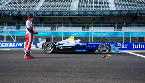 无人机与电动方程式赛车拼速度 你猜结果谁更快？