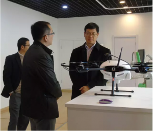 王中林院士参观无人机车间