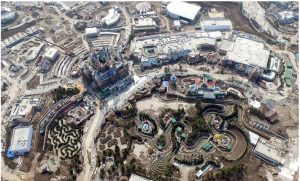 航拍上海迪士尼乐园在建工地 奇幻城堡逐渐露出真容