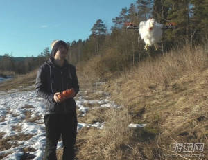 国外小伙太会玩了 竟用无人机带“母鸡”上天