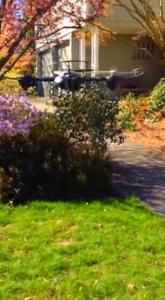 太淘气了！美男童遥控无人机恶搞中年男子引热议