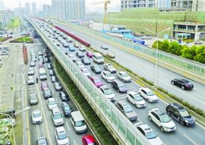 无人机升空打探堵点 小长假首日未现严重滞留